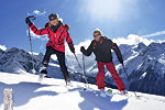 Zwei Schifahrer, Sonne, am Berg